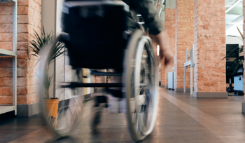 Silla de ruedas en movimiento para explicar por que debes tener cobertura de invalidez profesional